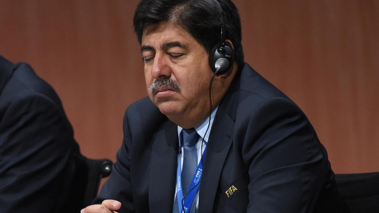 Der ehemalige Präsident des kolumbianischen Fußball-Verbandes, Luis Bedoya, sitzt mit geschlossenen Augen bei einer Pressekonferenz des 65. FIFA-Kongresses in Zürch Der ehemalige Präsident des kolumbianischen Fußball-Verbandes, Luis Bedoya, sitzt mit geschlossenen Augen bei einer Pressekonferenz des 65. FIFA-Kongresses in Zürch