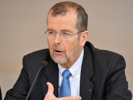 Oberkörperaufnahme des 68jährigen Martin Gillo im Anzug mit Krawatte, der bei einer Pressekonferenz in ein Mikrofon spricht. Oberkörperaufnahme des 68jährigen Martin Gillo im Anzug mit Krawatte, der bei einer Pressekonferenz in ein Mikrofon spricht.