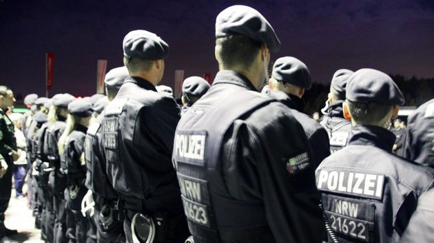 Polizisten vor der Großrazzia gegen Clankriminalität. Mit einer Großrazzia in Shisha- und Sportbars ist die Polizei in Marl gegen Clankriminalität vorgegangen. Polizisten vor der Großrazzia gegen Clankriminalität. Mit einer Großrazzia in Shisha- und Sportbars ist die Polizei in Marl gegen Clankriminalität vorgegangen.