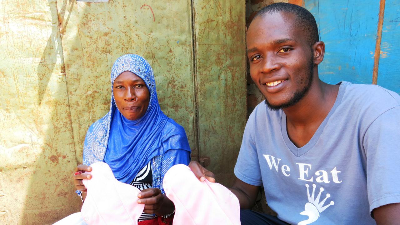 Schuldirektorin Sarah Nakabira und Künstler Sadat Nduhira. Schuldirektorin Sarah Nakabira und Künstler Sadat Nduhira.