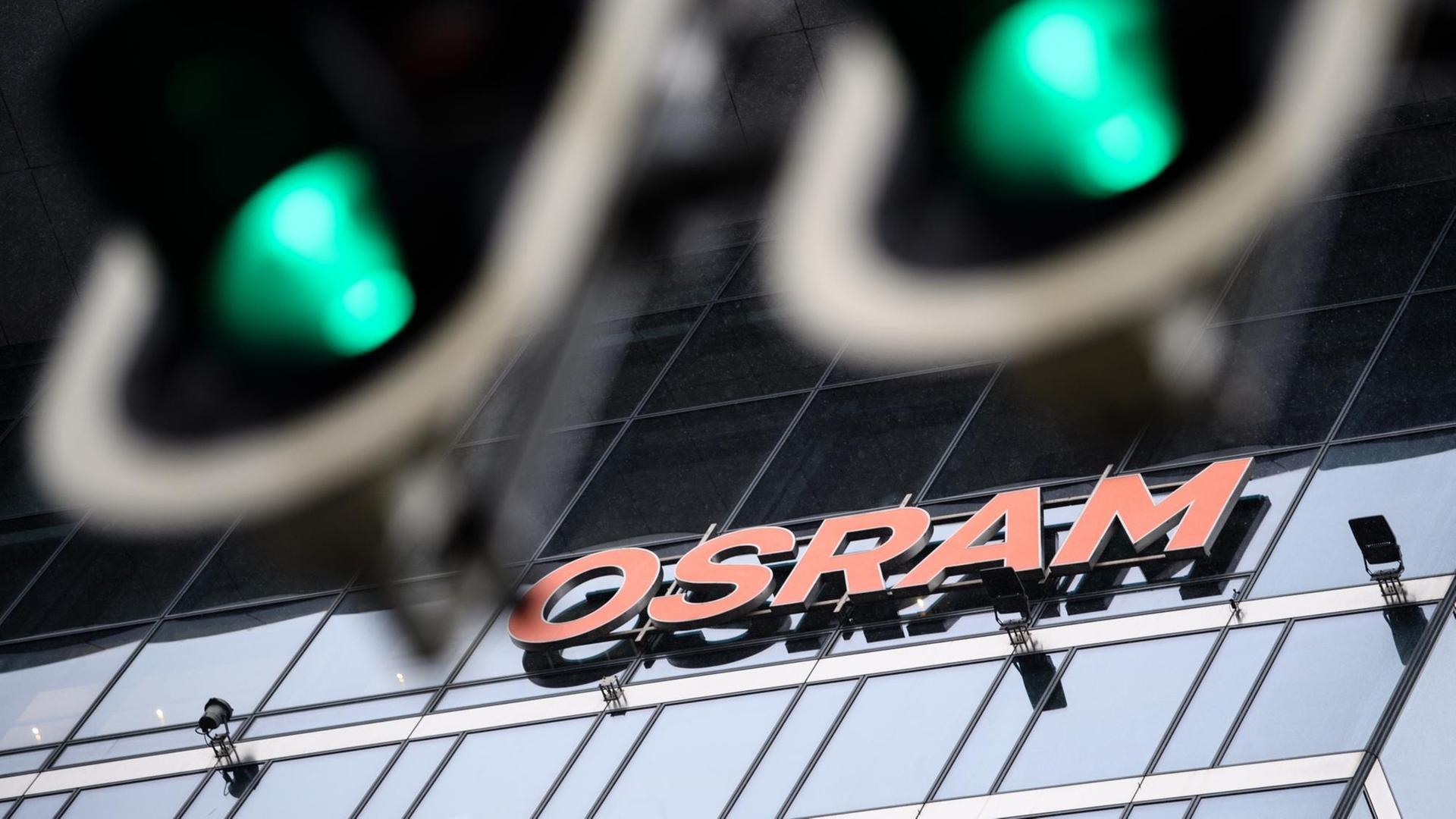 Zwei Ampeln zeigen vor der Zentrale der Firma Osram grünes Licht.