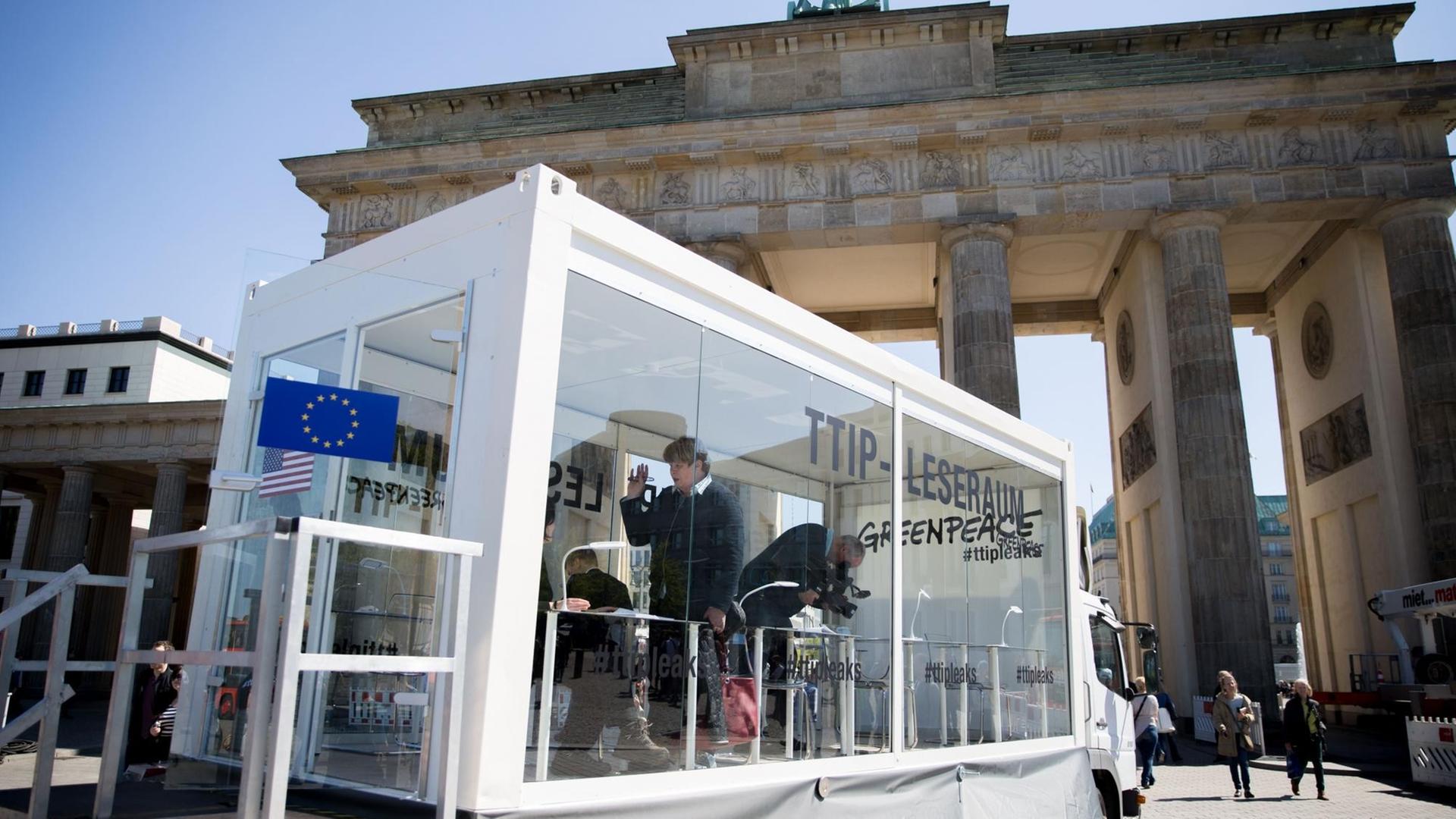 Bürger lesen am 02.05.2016 in Berlin am Brandenburger Tor in einem gläsernen Leseraum in den von Greenpeace veröffentlichten TTIP-Dokumenten. Bürger lesen am 02.05.2016 in Berlin am Brandenburger Tor in einem gläsernen Leseraum in den von Greenpeace veröffentlichten TTIP-Dokumenten.