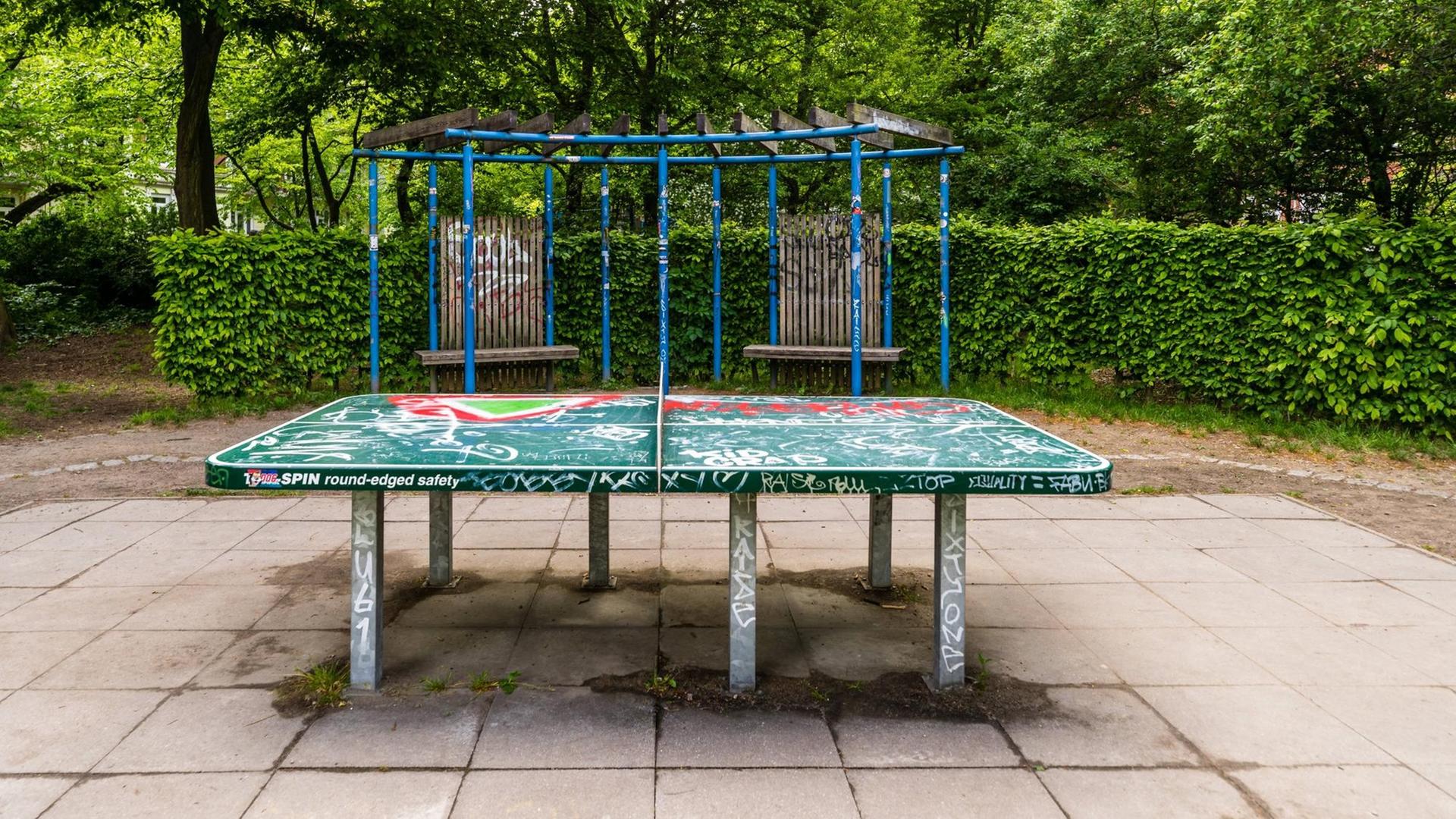 Eine Tischtennisplatte auf einem Spielplatz. Eine Tischtennisplatte auf einem Spielplatz.