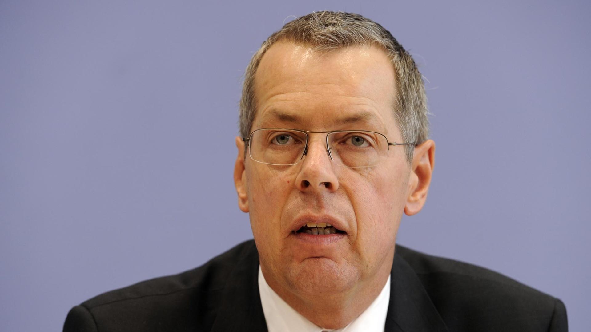Der Wehrbeauftragte des Bundestags, Reinhold Robbe (SPD) präsentiert am Dienstag (16.03.2010) in der Bundespressekonferenz in Berlin seinen Bericht für das Jahr 2009. Es ist der letzte Bericht des SPD- Politikers als Wehrbeauftragter. Seine fünfjährige Amtszeit läuft im Mai 2010 aus. Der Wehrbeauftragte des Bundestags, Reinhold Robbe (SPD) präsentiert am Dienstag (16.03.2010) in der Bundespressekonferenz in Berlin seinen Bericht für das Jahr 2009. Es ist der letzte Bericht des SPD- Politikers als Wehrbeauftragter. Seine fünfjährige Amtszeit läuft im Mai 2010 aus.