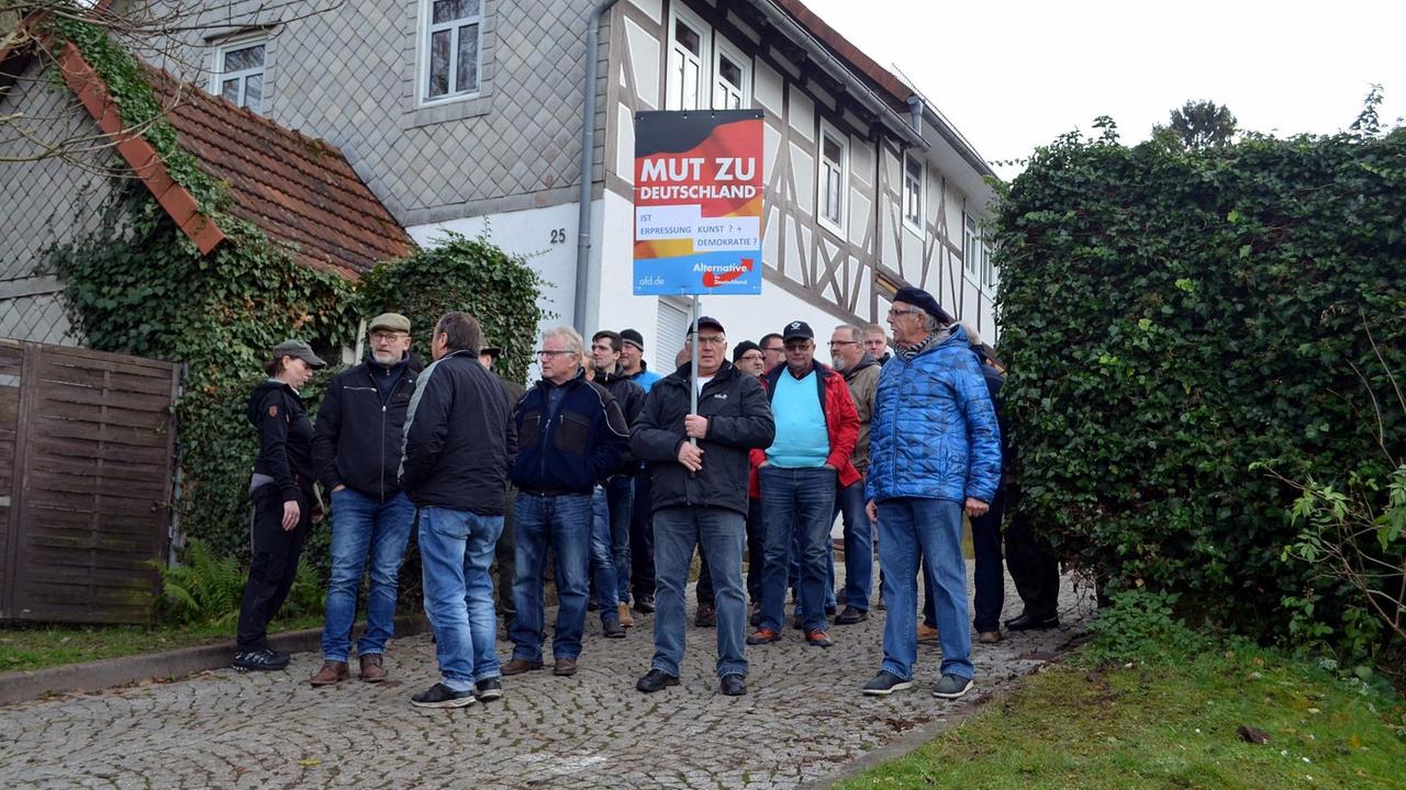 Anwohner protestieren am 22.11.2017 in Bornhagen im Eichsfeld (Thüringen) gegen das in Sichtweite des Grundstücks von AfD-Politiker Höcke aufgestellte "Denkmal der Schande". In Anlehnung an Höckes «Dresdner Rede», in der er das Holocaust-Mahnmal als «Denkmal der Schande» bezeichnet hatte, habe man am 24 Betonstelen in der Nähe von Höckes Haus aufgestellt, teilten die Politkunst-Aktivisten des Künstlerkollektivs Zentrum für politische Schönheit mit. Anwohner protestieren am 22.11.2017 in Bornhagen im Eichsfeld (Thüringen) gegen das in Sichtweite des Grundstücks von AfD-Politiker Höcke aufgestellte "Denkmal der Schande". In Anlehnung an Höckes «Dresdner Rede», in der er das Holocaust-Mahnmal als «Denkmal der Schande» bezeichnet hatte, habe man am 24 Betonstelen in der Nähe von Höckes Haus aufgestellt, teilten die Politkunst-Aktivisten des Künstlerkollektivs Zentrum für politische Schönheit mit.