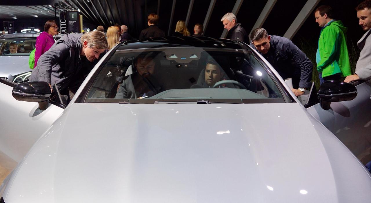 Männer beim Probesitzen: Fachmännischer Blick ins Cockpit und in den Rückspiegel: Dieses Auto steht mir doch ganz gut, oder?! Männer beim Probesitzen: Fachmännischer Blick ins Cockpit und in den Rückspiegel: Dieses Auto steht mir doch ganz gut, oder?!