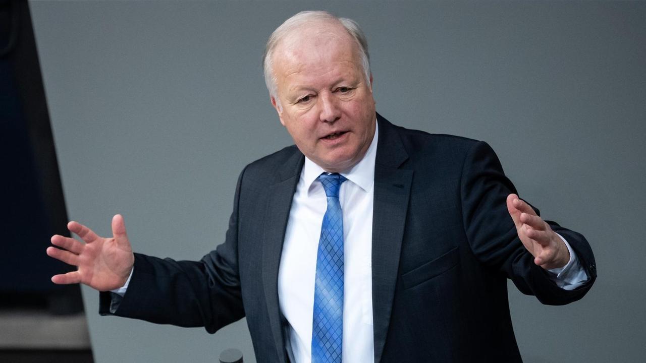 Peter Weiß (CDU) spricht bei der Plenarsitzung im Deutschen Bundestag. Die Hauptthemen der 204. Sitzung der 19. Legislaturperiode sind unter anderem der Rentenversicherungsbericht 2020, eine Novelle des digitalen Wettbewerbsrechts, die Verlängerung der Abgabefrist für Steuererklärungen und eine Aktuelle Stunde mit dem Titel "Nach dem Sturm auf das US-Kapitol – Strategien zur Stärkung von Demokratie und Rechtsstaatlichkeit in Deutschland und der Welt". Peter Weiß (CDU) spricht bei der Plenarsitzung im Deutschen Bundestag. Die Hauptthemen der 204. Sitzung der 19. Legislaturperiode sind unter anderem der Rentenversicherungsbericht 2020, eine Novelle des digitalen Wettbewerbsrechts, die Verlängerung der Abgabefrist für Steuererklärungen und eine Aktuelle Stunde mit dem Titel "Nach dem Sturm auf das US-Kapitol – Strategien zur Stärkung von Demokratie und Rechtsstaatlichkeit in Deutschland und der Welt".