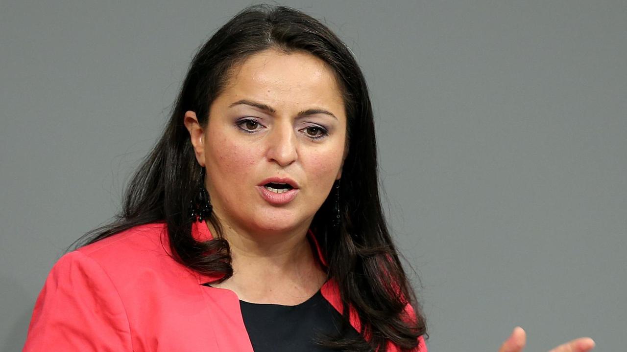 Die Abgeordnete der Partei Die Linke, Sevim Dagdelen, spricht am 05.06.2014 im Deutschen Bundestag in Berlin zur Debatte um Staatsangehörigkeit. Die Abgeordnete der Partei Die Linke, Sevim Dagdelen, spricht am 05.06.2014 im Deutschen Bundestag in Berlin zur Debatte um Staatsangehörigkeit.