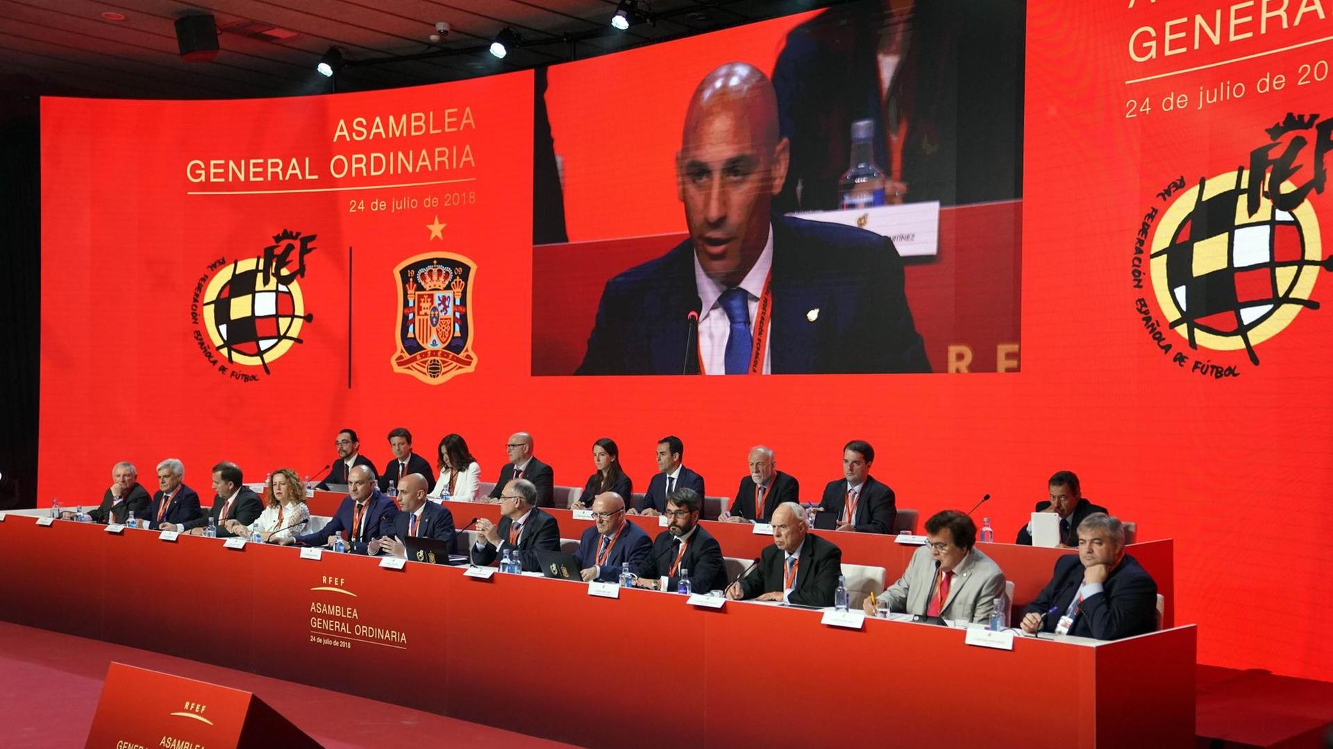 Luis Rubiales, Präsident des spanischen Fußballverbandes (RFEF), spricht 2018 auf der Hauptversammlung des Verbandes in Las Rozas in der Nähe von Madrid Luis Rubiales, Präsident des spanischen Fußballverbandes (RFEF), spricht 2018 auf der Hauptversammlung des Verbandes in Las Rozas in der Nähe von Madrid