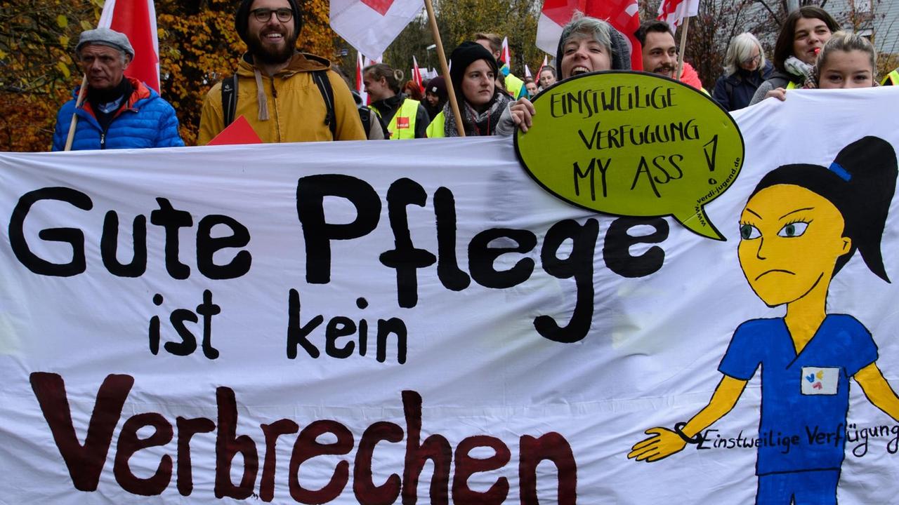 Teilnehmer einer Verdi Demonstration laufen am 08.11.2017 mit Schildern durch Tübingen (Baden-Württemberg). Die Pflegekräfte der Uniklinik Tübingen kritisieren die Personalnot in der Pflege. Nach der kurzfristigen Absage eines Warnstreiks der Beschäftigten der Uniklinik fand die Demonstration dennoch statt. Foto: Sina Schuldt/dpa +++(c) dpa - Bildfunk+++ | Verwendung weltweit Teilnehmer einer Verdi Demonstration laufen am 08.11.2017 mit Schildern durch Tübingen (Baden-Württemberg). Die Pflegekräfte der Uniklinik Tübingen kritisieren die Personalnot in der Pflege. Nach der kurzfristigen Absage eines Warnstreiks der Beschäftigten der Uniklinik fand die Demonstration dennoch statt. Foto: Sina Schuldt/dpa +++(c) dpa - Bildfunk+++ | Verwendung weltweit