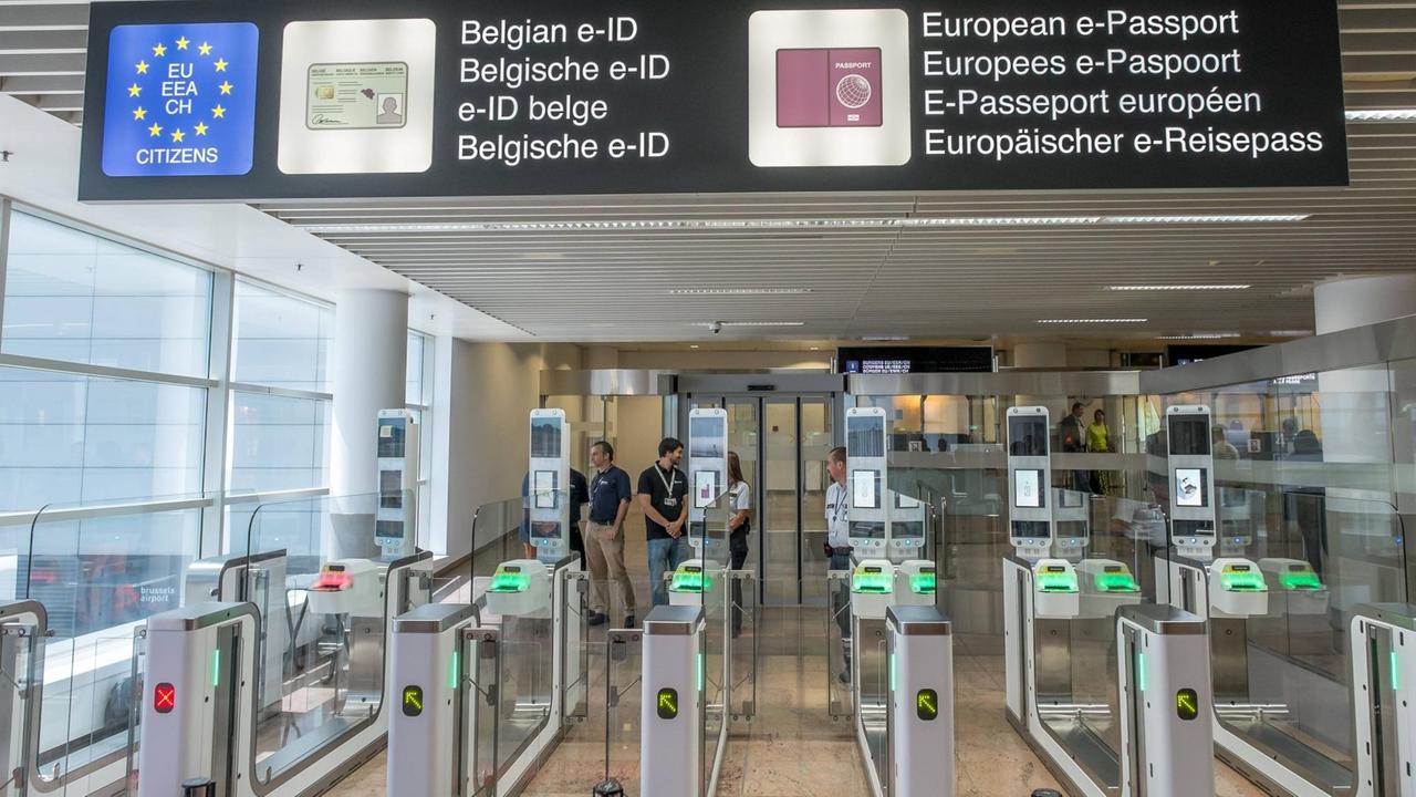 Zutrittsschleusen zur automatischen Kontrolle des biometrischen Reisepasses bei der Einweihung des Systems auf dem Flughafen Brüssel, 10.7.2015 