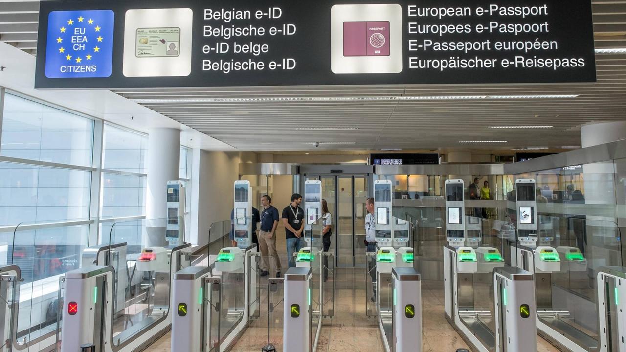 Zutrittsschleusen zur automatischen Kontrolle des biometrischen Reisepasses bei der Einweihung des Systems auf dem Flughafen Brüssel, 10.7.2015 Zutrittsschleusen zur automatischen Kontrolle des biometrischen Reisepasses bei der Einweihung des Systems auf dem Flughafen Brüssel, 10.7.2015