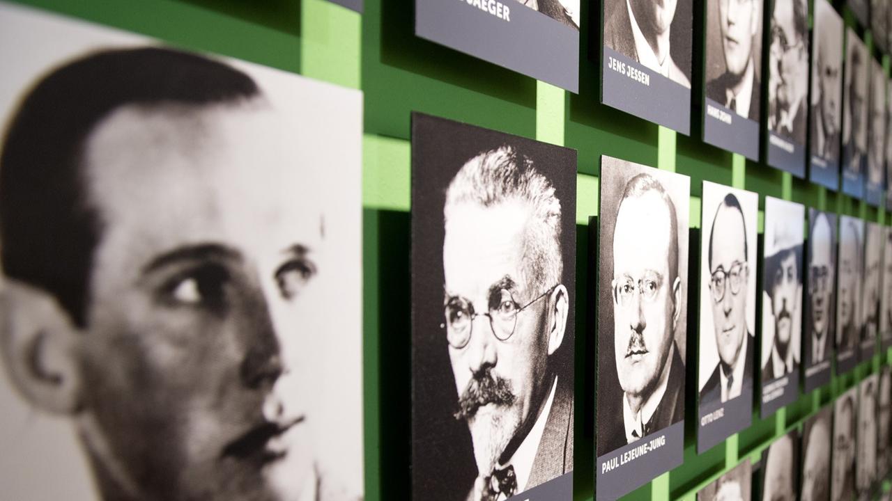 Eine Besucherin betrachtet am 01.07.2014 in der neugestalteten Dauerausstellung der Gedenkstätte Deutscher Widerstand in Berlin eine Wand mit Porträts. In den historischen Räumen des Umsturzversuches vom 20. Juli 1944 zeigt die neue Dauerausstellung Widerstand gegen den Nationalsozialismus in 18 Themenbereichen die soziale Breite und weltanschauliche Vielfalt des Kampfes gegen die nationalsozialistische Diktatur. Eine Besucherin betrachtet am 01.07.2014 in der neugestalteten Dauerausstellung der Gedenkstätte Deutscher Widerstand in Berlin eine Wand mit Porträts. In den historischen Räumen des Umsturzversuches vom 20. Juli 1944 zeigt die neue Dauerausstellung Widerstand gegen den Nationalsozialismus in 18 Themenbereichen die soziale Breite und weltanschauliche Vielfalt des Kampfes gegen die nationalsozialistische Diktatur.