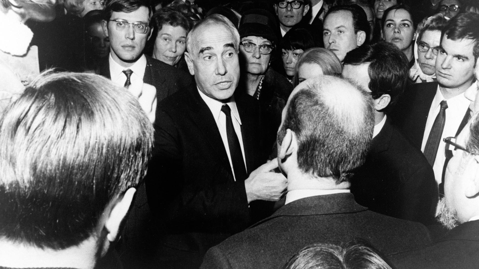 Der Sprecher im Stück, Charles Regnier (M), diskutiert mit Zuhörern. Die Uraufführung des Oratoriums "Das Floß der Medusa" von Hans Werner Henze am 09.12.1968 in der Halle B von Planten und Blomen in Hamburg musste abgebrochen werden. Der Sprecher im Stück, Charles Regnier (M), diskutiert mit Zuhörern. Die Uraufführung des Oratoriums "Das Floß der Medusa" von Hans Werner Henze am 09.12.1968 in der Halle B von Planten und Blomen in Hamburg musste abgebrochen werden.