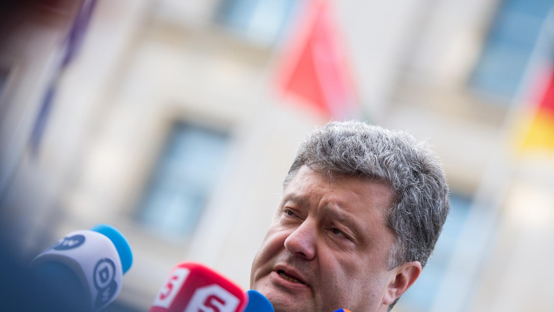 Pjotr Poroschenko gibt ein Interview. Pjotr Poroschenko gibt ein Interview.
