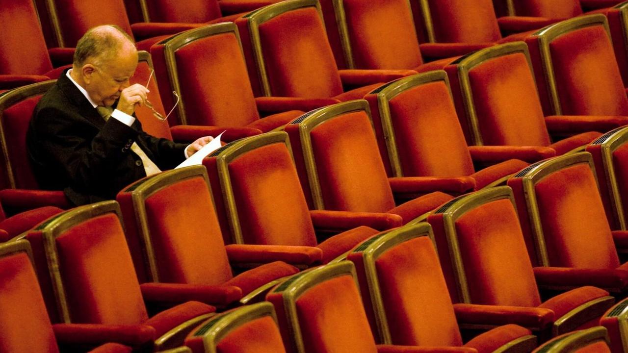 Ein Mann sitzt im Zuschauersaal der Semperoper in Dresden und wartet auf das Antrittskonzert von Christian Thielemann. Ein Mann sitzt im Zuschauersaal der Semperoper in Dresden und wartet auf das Antrittskonzert von Christian Thielemann.