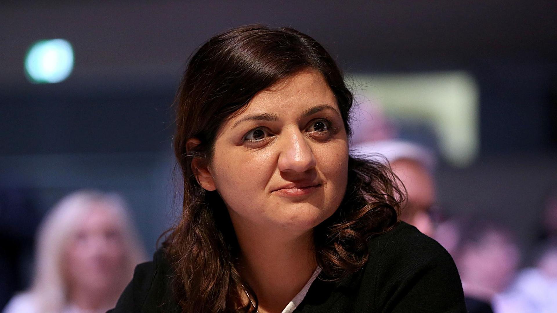 Özlem Demirel, Kandidatin der Partei Die Linke für den Europawahlkampf, sitzt im Plenum beim Bundesparteitag in Bonn Özlem Demirel, Kandidatin der Partei Die Linke für den Europawahlkampf, sitzt im Plenum beim Bundesparteitag in Bonn