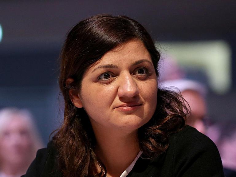 Özlem Demirel, Kandidatin der Partei Die Linke für den Europawahlkampf, sitzt im Plenum beim Bundesparteitag in Bonn