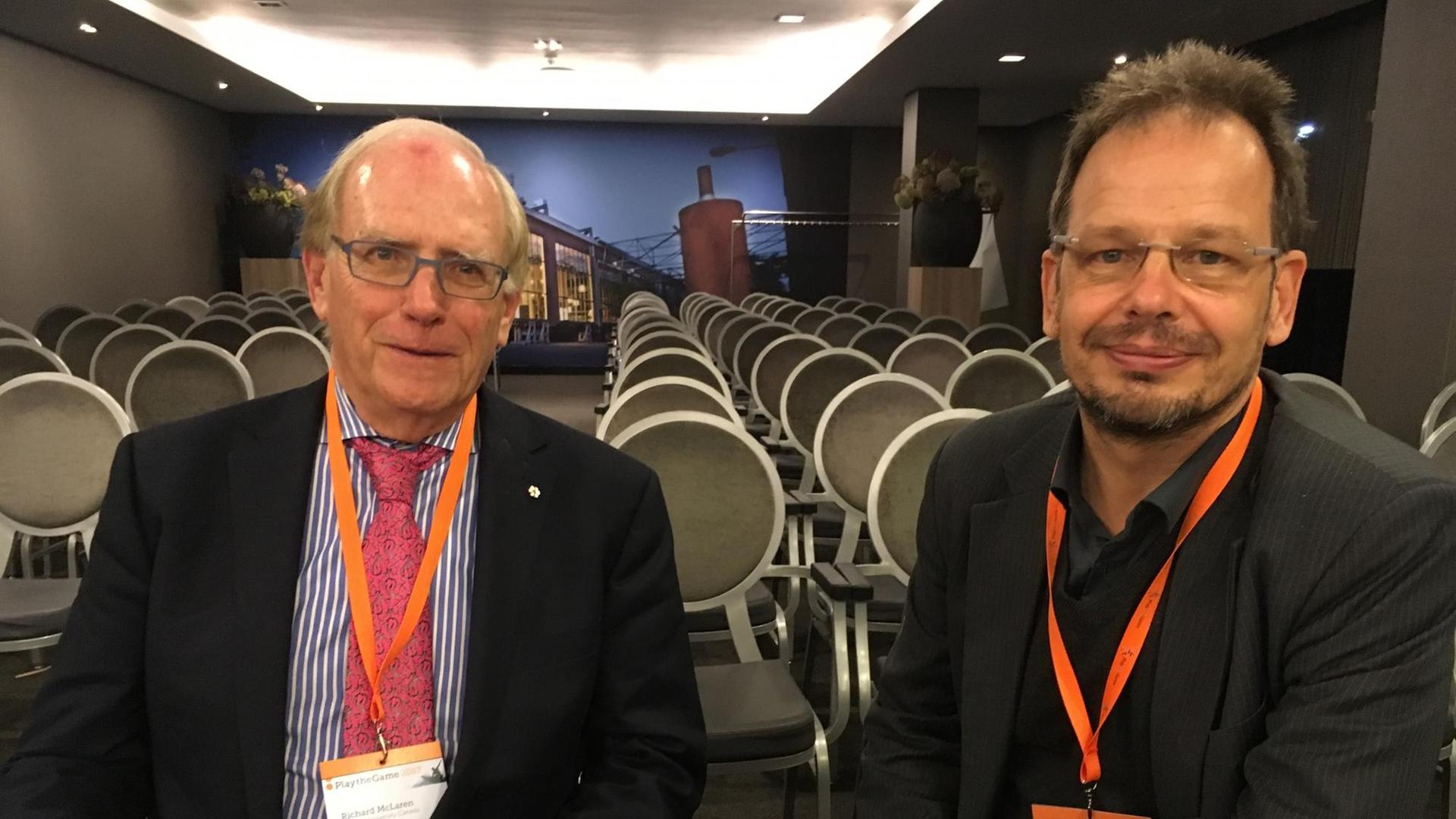 Richard McLaren und Hajo Seppelt auf der "Play the Game"-Konferenz in Eindhoven vom 26. bis 30. November 2017 während der Aufzeichnung des Dlf-"Sportgesprächs" Richard McLaren und Hajo Seppelt auf der "Play the Game"-Konferenz in Eindhoven vom 26. bis 30. November 2017 während der Aufzeichnung des Dlf-"Sportgesprächs"