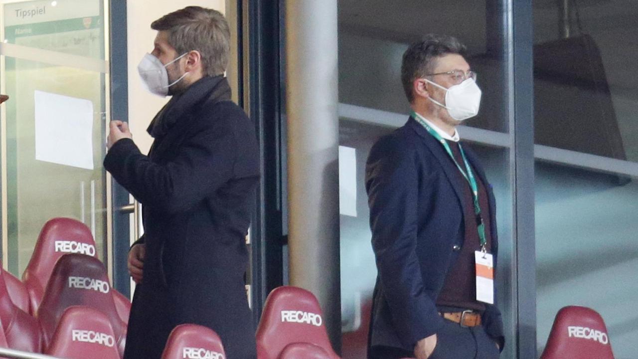 VfB-Präsident Claus Vogt (rechts) und Vorstandsvorsitzender Thomas Hitzlsperger beim Achtelfinale im DFB-Pokal 2020/21. VfB-Präsident Claus Vogt (rechts) und Vorstandsvorsitzender Thomas Hitzlsperger beim Achtelfinale im DFB-Pokal 2020/21.