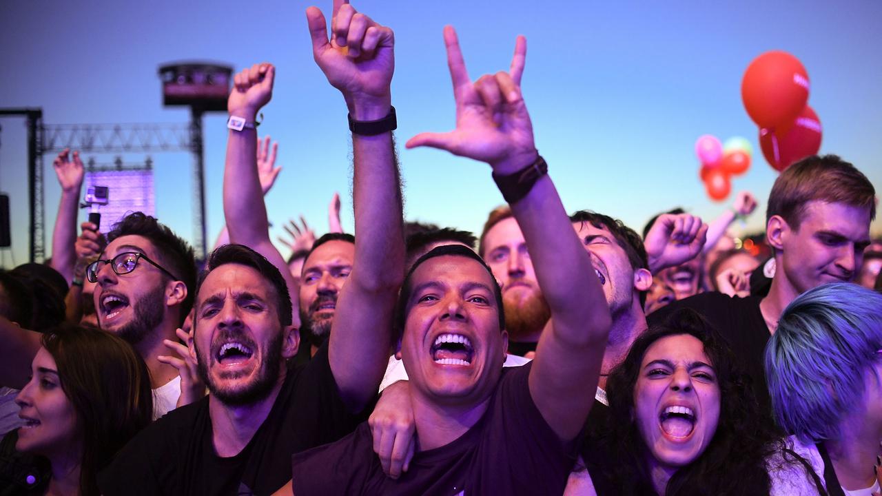 Da hatten sie noch gut Lachen: Fans beim Lollapalooza-Festival in Berlin-Hoppegarten. Da hatten sie noch gut Lachen: Fans beim Lollapalooza-Festival in Berlin-Hoppegarten.