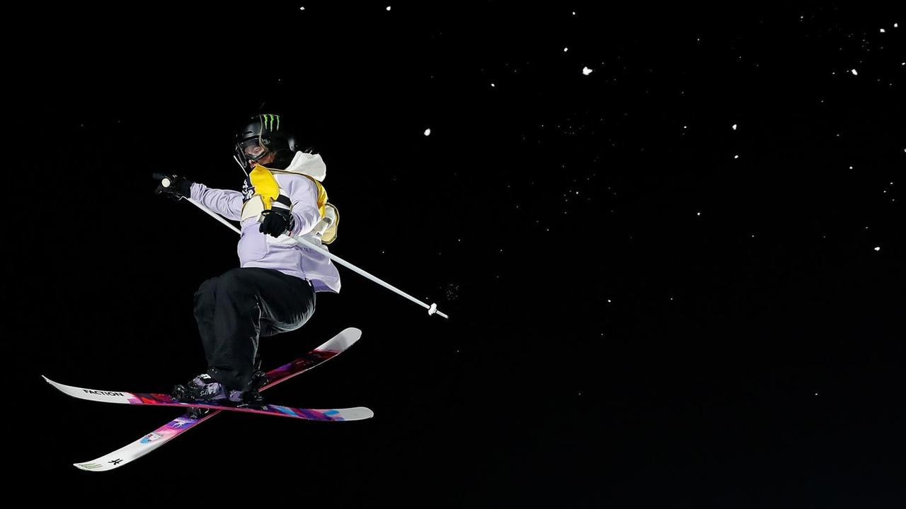 Eine Skifahrerin bei einem Sprung in der Luft. Eine Skifahrerin bei einem Sprung in der Luft.