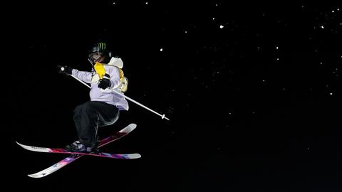 Eine Skifahrerin bei einem Sprung in der Luft.