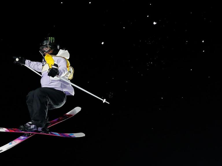 Eine Skifahrerin bei einem Sprung in der Luft.