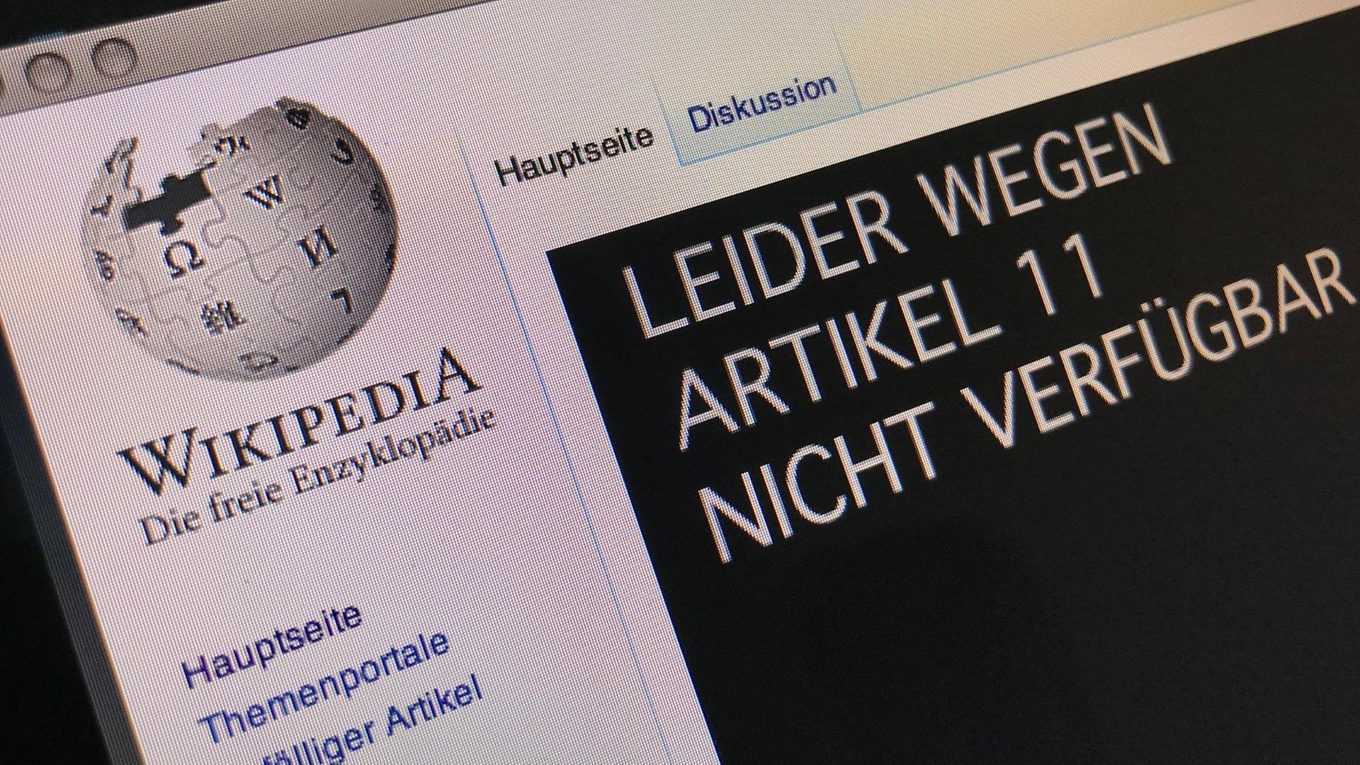 Wikipedia ist offline. Damit will die Plattform gegen die geplante Urheberrechtsreform protestieren. Wer am Donnerstag, 21.03.2019, etwas in der deutschen Version der Wikipedia nachschlagen will, wird nichts zu sehen bekommen. Wegen der geplanten EU-Urheberrechtsreform streikt die Seite auch wenn sie nicht betroffen scheint. Auf dem Bildschirm eines Laptops ist der Hinweis zu lesen, dass das Portal wegen des Artikels 11 des Urheberrechts offline ist. Wikipedia ist offline. Damit will die Plattform gegen die geplante Urheberrechtsreform protestieren. Wer am Donnerstag, 21.03.2019, etwas in der deutschen Version der Wikipedia nachschlagen will, wird nichts zu sehen bekommen. Wegen der geplanten EU-Urheberrechtsreform streikt die Seite auch wenn sie nicht betroffen scheint. Auf dem Bildschirm eines Laptops ist der Hinweis zu lesen, dass das Portal wegen des Artikels 11 des Urheberrechts offline ist.