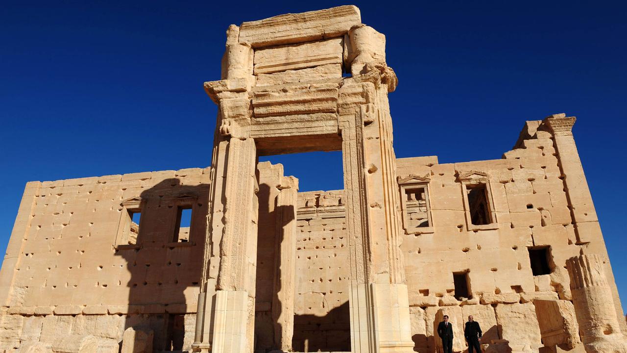 Der Tempel des Baal in der antiken Oasenstadt Palmyra in Syrien im November 2011, vor der Zerstörung durch die Terrormiliz Islamischer Staat 2015 Der Tempel des Baal in der antiken Oasenstadt Palmyra in Syrien im November 2011, vor der Zerstörung durch die Terrormiliz Islamischer Staat 2015