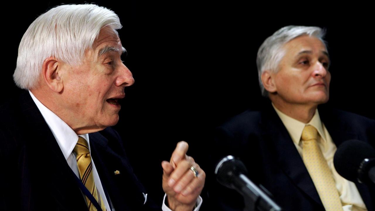 Christian Schwarz-Schilling in seiner Funktion als Hoher Repräsentant für Bosnien und Herzegowina bei einer Pressekonferenz im Jahr 2007 mit dem damaligen bosnischen Premierminister Nikola Spiric Christian Schwarz-Schilling in seiner Funktion als Hoher Repräsentant für Bosnien und Herzegowina bei einer Pressekonferenz im Jahr 2007 mit dem damaligen bosnischen Premierminister Nikola Spiric