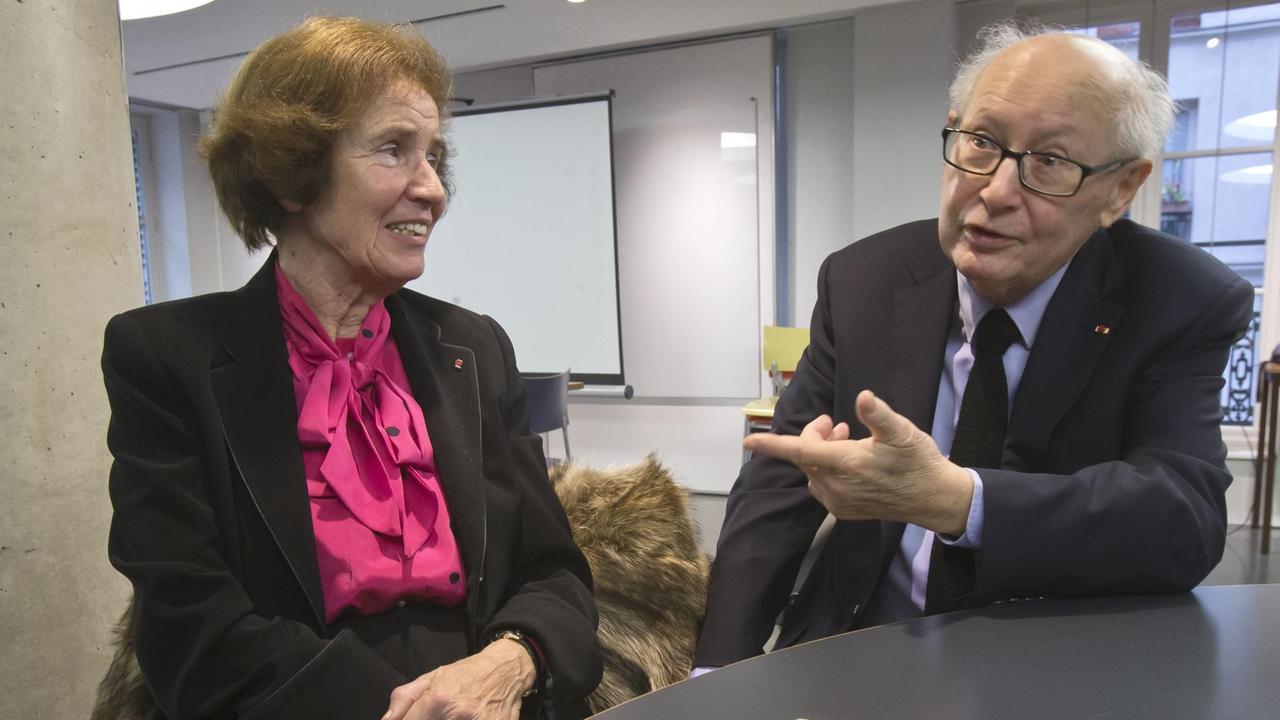 Serge Klarsfeld (r) und seine Frau Beate Klarsfeld in der Shoah-Gedenkstätte in Paris (Frankreich): Die Ausstellung über die beiden "Nazi-Jäger" wurde am 7.12.2017 eröffnet. Serge Klarsfeld (r) und seine Frau Beate Klarsfeld in der Shoah-Gedenkstätte in Paris (Frankreich): Die Ausstellung über die beiden "Nazi-Jäger" wurde am 7.12.2017 eröffnet.
