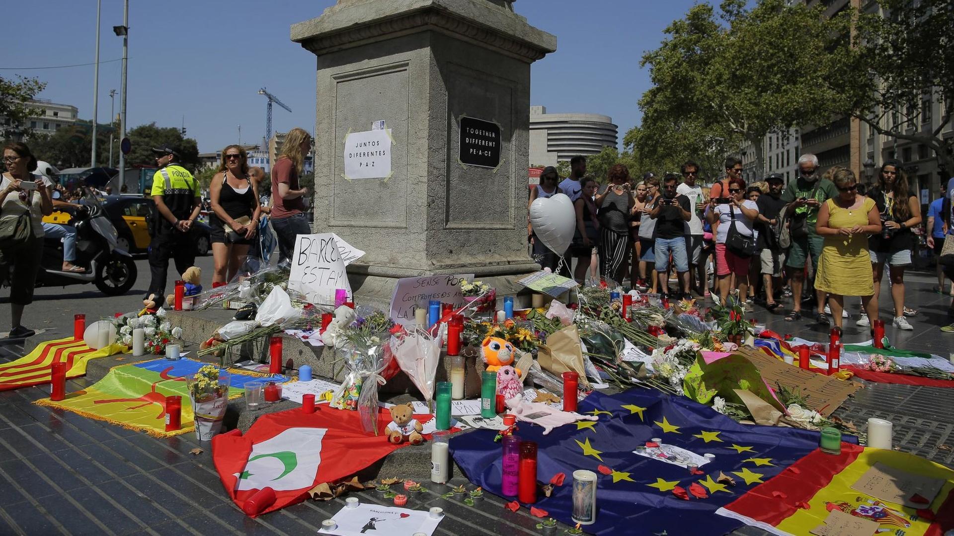 In Barcelona erinnern Fahnen, Kerzen und Botschaften an die Terroranschläge. In Barcelona erinnern Fahnen, Kerzen und Botschaften an die Terroranschläge.