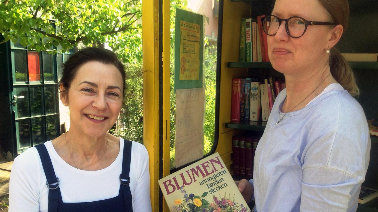Birgit Kahle und Tanja Hemme mit Bücherbeute