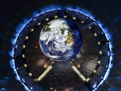 Blick von oben auf die Erde im Gasometer