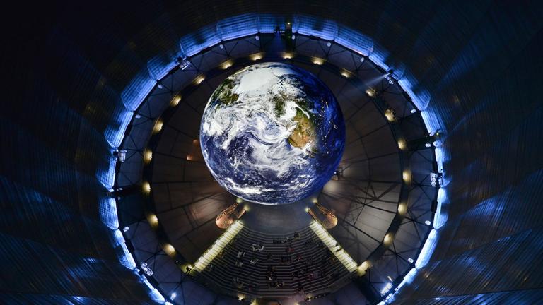 Blick von oben auf die Erde im Gasometer Blick von oben auf die Erde im Gasometer