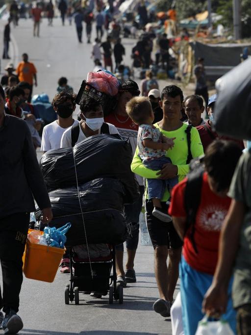 Griechenland, Lesbos: Migranten werden nach dem Brand im Flüchtlingslager Moria auf andere Unterkünfte verteilt.