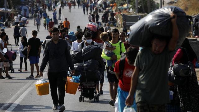 Griechenland, Lesbos: Migranten werden nach dem Brand im Flüchtlingslager Moria auf andere Unterkünfte verteilt.