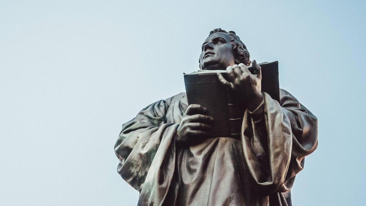 Das Luther-Denkmal in Erfurt von unten Richtung des leicht rosafarbenen Himmels fotografiert. Das Luther-Denkmal in Erfurt von unten Richtung des leicht rosafarbenen Himmels fotografiert.