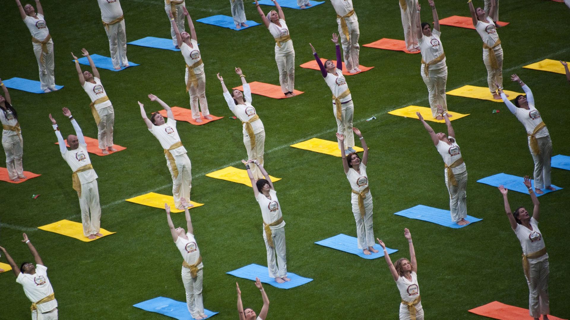 Yoga-Übungen im Berliner Olympiastadion. Yoga-Übungen im Berliner Olympiastadion.