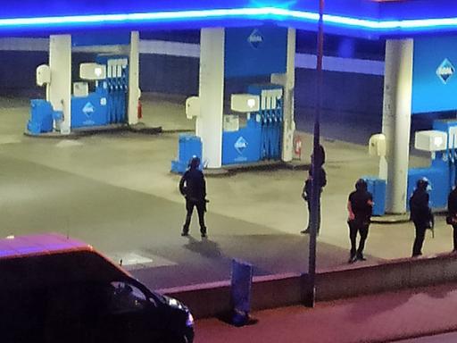 Polizisten sichern eine Tankstelle. Ein Angestellter der Tankstelle ist in Idar-Oberstein in Rheinland-Pfalz von einem mit einer Pistole bewaffneten Mann erschossen worden. Die beiden Männer waren am Samstagabend (18.9.) in Streit geraten, wie die Polizei mitteilte. Anschließend flüchtete der Täter zu Fuß.