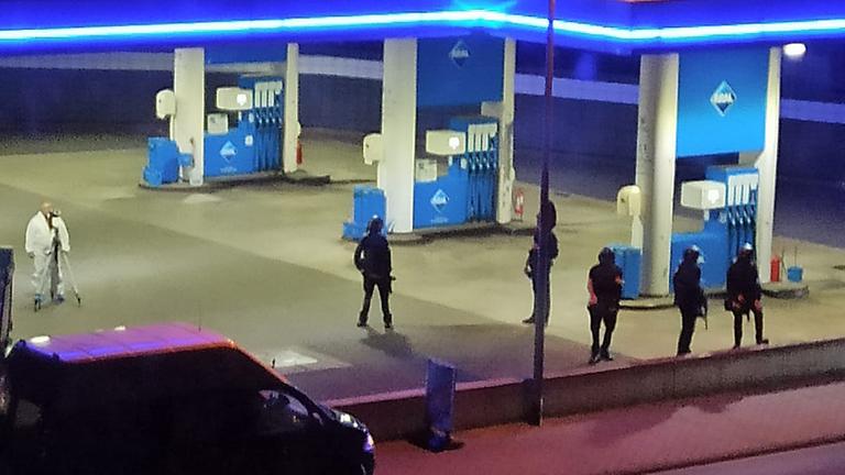 Polizisten sichern eine Tankstelle. Ein Angestellter der Tankstelle ist in Idar-Oberstein in Rheinland-Pfalz von einem mit einer Pistole bewaffneten Mann erschossen worden. Die beiden Männer waren am Samstagabend (18.9.) in Streit geraten, wie die Polizei mitteilte. Anschließend flüchtete der Täter zu Fuß.