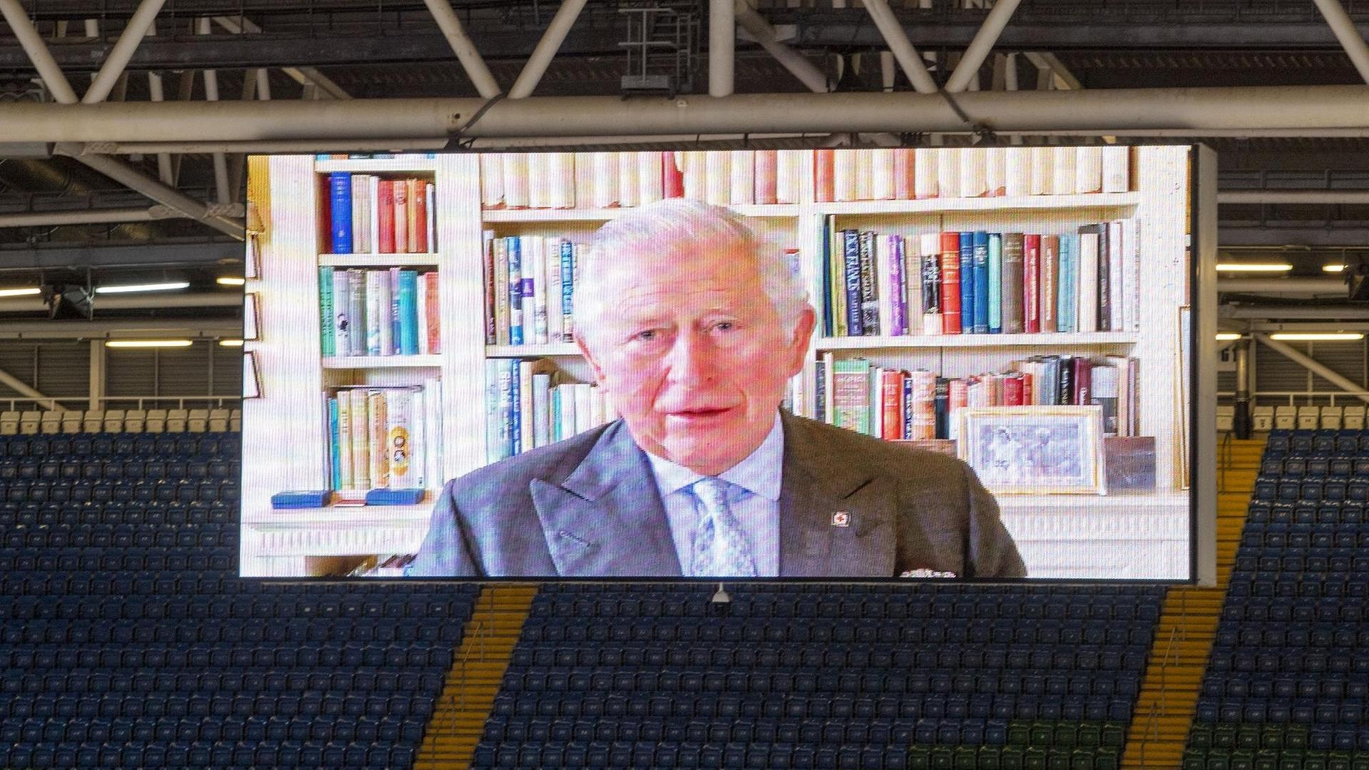 Eine aufgezeichnete Video-Botschaft von Prinz Charles, dem Prince of Wales wird während der Eröffnung des Dragon's Heart Hospital am 20. April 2020 im Principality Stadion in Cardiff, Wales, auf einer Leinwand abgespielt. Das Dragon's Heart Hospital ist ein Feldkrankenhaus mit 2000 Betten, das in einem Fußball-Stadion befindet. Eine aufgezeichnete Video-Botschaft von Prinz Charles, dem Prince of Wales wird während der Eröffnung des Dragon's Heart Hospital am 20. April 2020 im Principality Stadion in Cardiff, Wales, auf einer Leinwand abgespielt. Das Dragon's Heart Hospital ist ein Feldkrankenhaus mit 2000 Betten, das in einem Fußball-Stadion befindet.