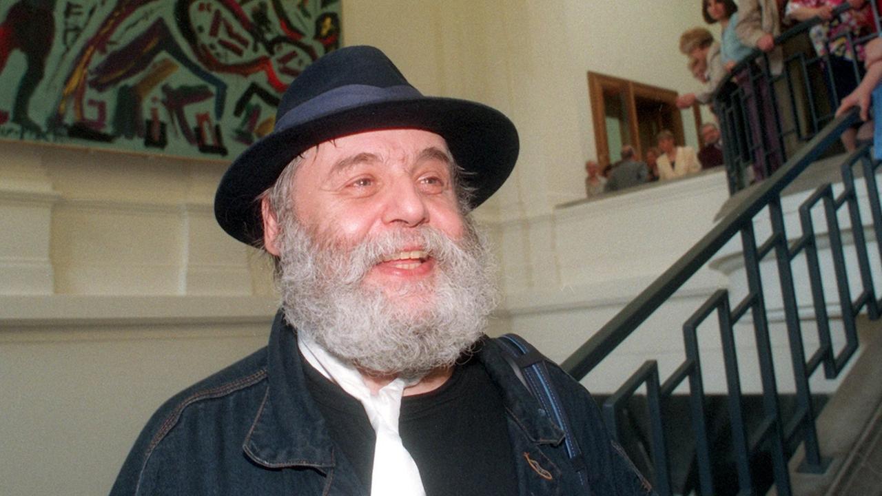 Archivfoto / Dresden (Sachsen): Der Maler A. R. Penck posiert vor seinem Gemälde "Go Go Gorbatschow" (1998), das am 29.04.1994 im Treppenhaus des Dresdner Albertinums feierlich enthüllt wurde. Archivfoto / Dresden (Sachsen): Der Maler A. R. Penck posiert vor seinem Gemälde "Go Go Gorbatschow" (1998), das am 29.04.1994 im Treppenhaus des Dresdner Albertinums feierlich enthüllt wurde.