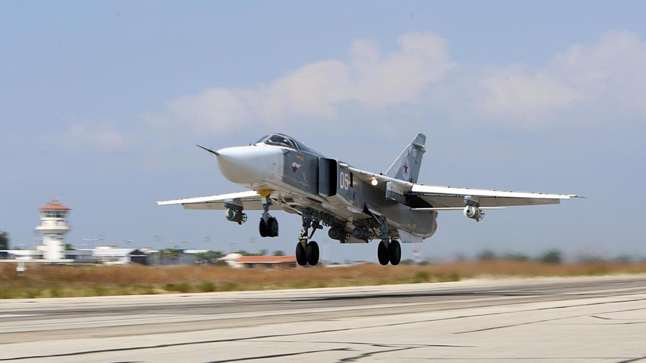 Ein russisches Kampfflugzeug vom Typ SU-24 startet von einer Basis in der syrischen Provinz Latakia.