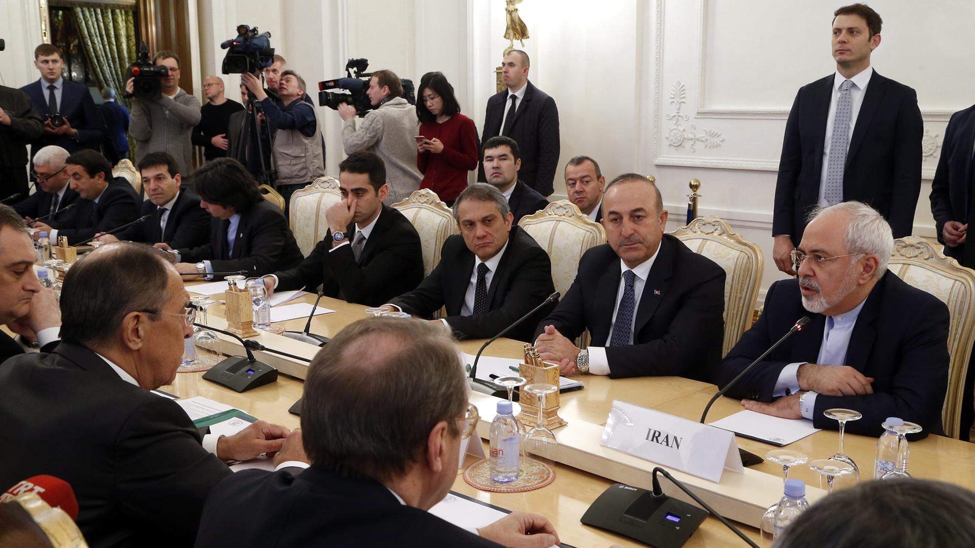 Der russische Außenminister Lawrow (2.v.l.) trifft seinen türkischen Amtskollegen Mevlüt Cavusoglu (2.v.r.) und den iranischen Außenminister Mohammad Javad Zarif. Der russische Außenminister Lawrow (2.v.l.) trifft seinen türkischen Amtskollegen Mevlüt Cavusoglu (2.v.r.) und den iranischen Außenminister Mohammad Javad Zarif.