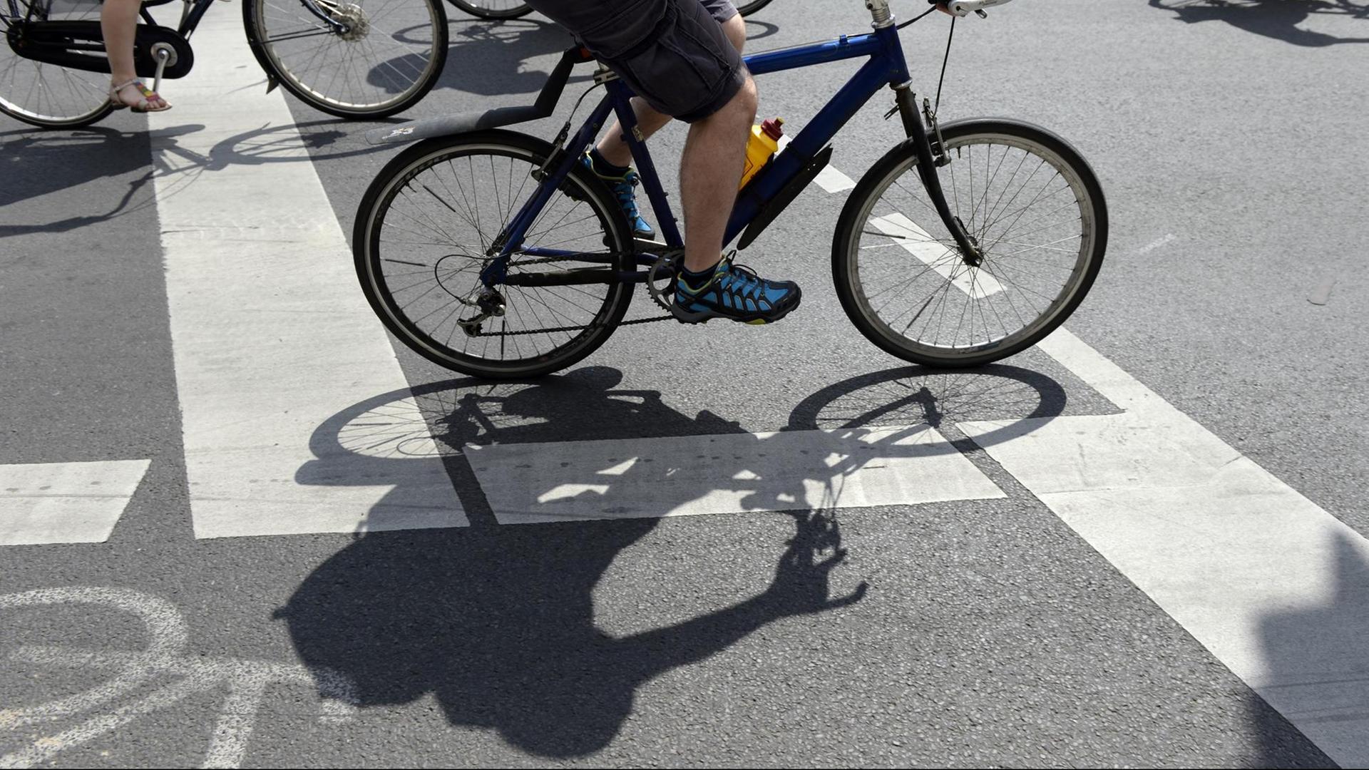 Fahrradfahrer fahren am 05.06.2016 in Berlin bei der 40. Fahrrad-Sternfahrt. Foto: Maurizio Gambarini/dpa (zu dpa «Tausende Radfahrer auf Sternfahrt durch Berlin» vom 05.06.2016) | Verwendung weltweit Fahrradfahrer fahren am 05.06.2016 in Berlin bei der 40. Fahrrad-Sternfahrt. Foto: Maurizio Gambarini/dpa (zu dpa «Tausende Radfahrer auf Sternfahrt durch Berlin» vom 05.06.2016) | Verwendung weltweit