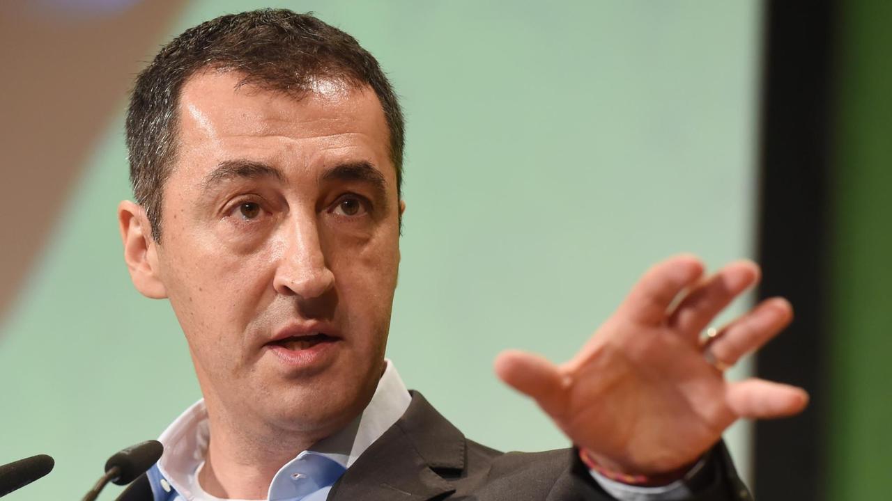 Cem Özdemir, Bundesvorsitzender der Grünen, spricht am 10.10.2015 beim Landesparteitag der baden-württembergischen Grünen in Pforzheim (Baden-Württemberg) Cem Özdemir, Bundesvorsitzender der Grünen, spricht am 10.10.2015 beim Landesparteitag der baden-württembergischen Grünen in Pforzheim (Baden-Württemberg)