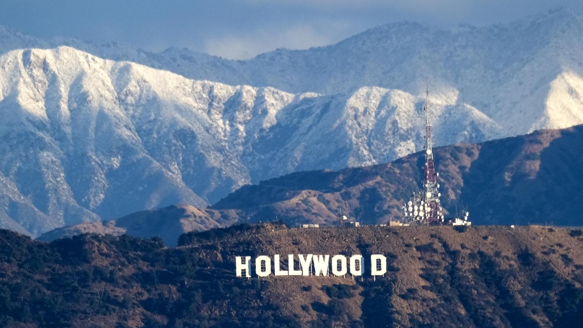 Schneebedeckte Berge sind hinter dem Hollywood-Schriftzug in Los Angeles in Kalifornien zu sehen, aufgenommen am 29. Dezember 2020. Schneebedeckte Berge sind hinter dem Hollywood-Schriftzug in Los Angeles in Kalifornien zu sehen, aufgenommen am 29. Dezember 2020.