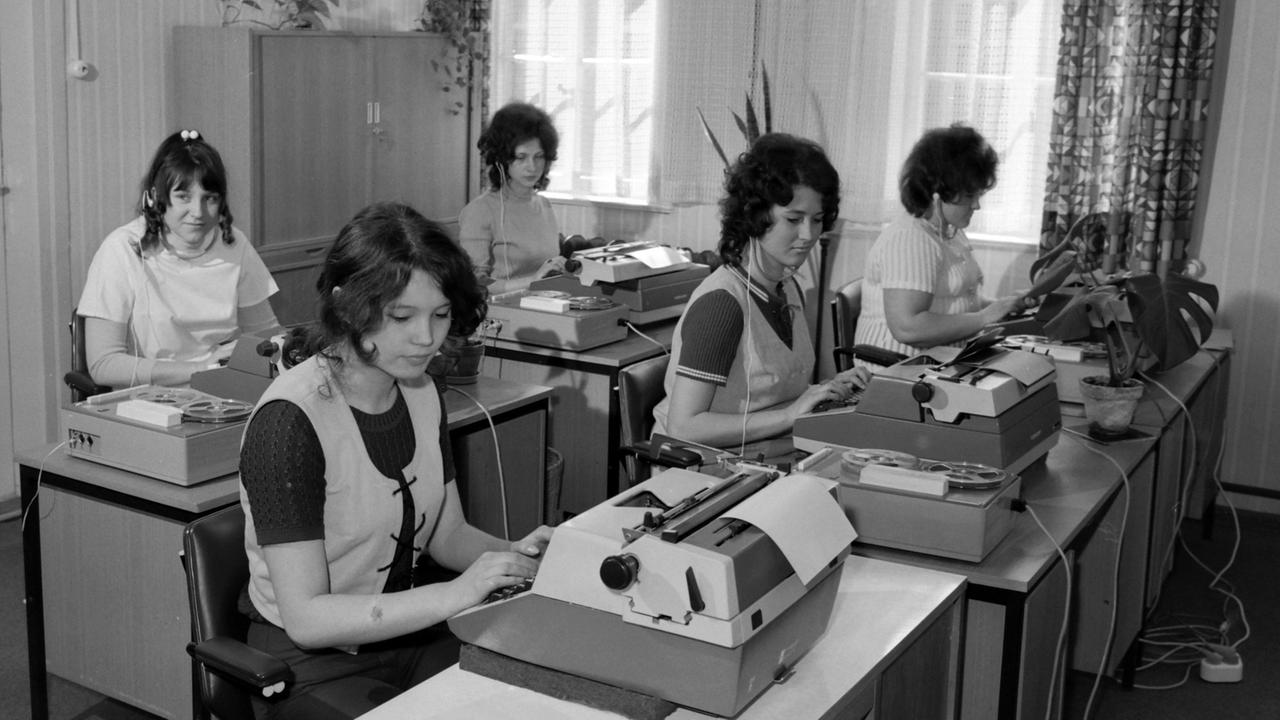Am 04.04.1972 findet in der Universität Jena eine Lehrlingswerbung für Schreibkräfte statt. Am 04.04.1972 findet in der Universität Jena eine Lehrlingswerbung für Schreibkräfte statt.